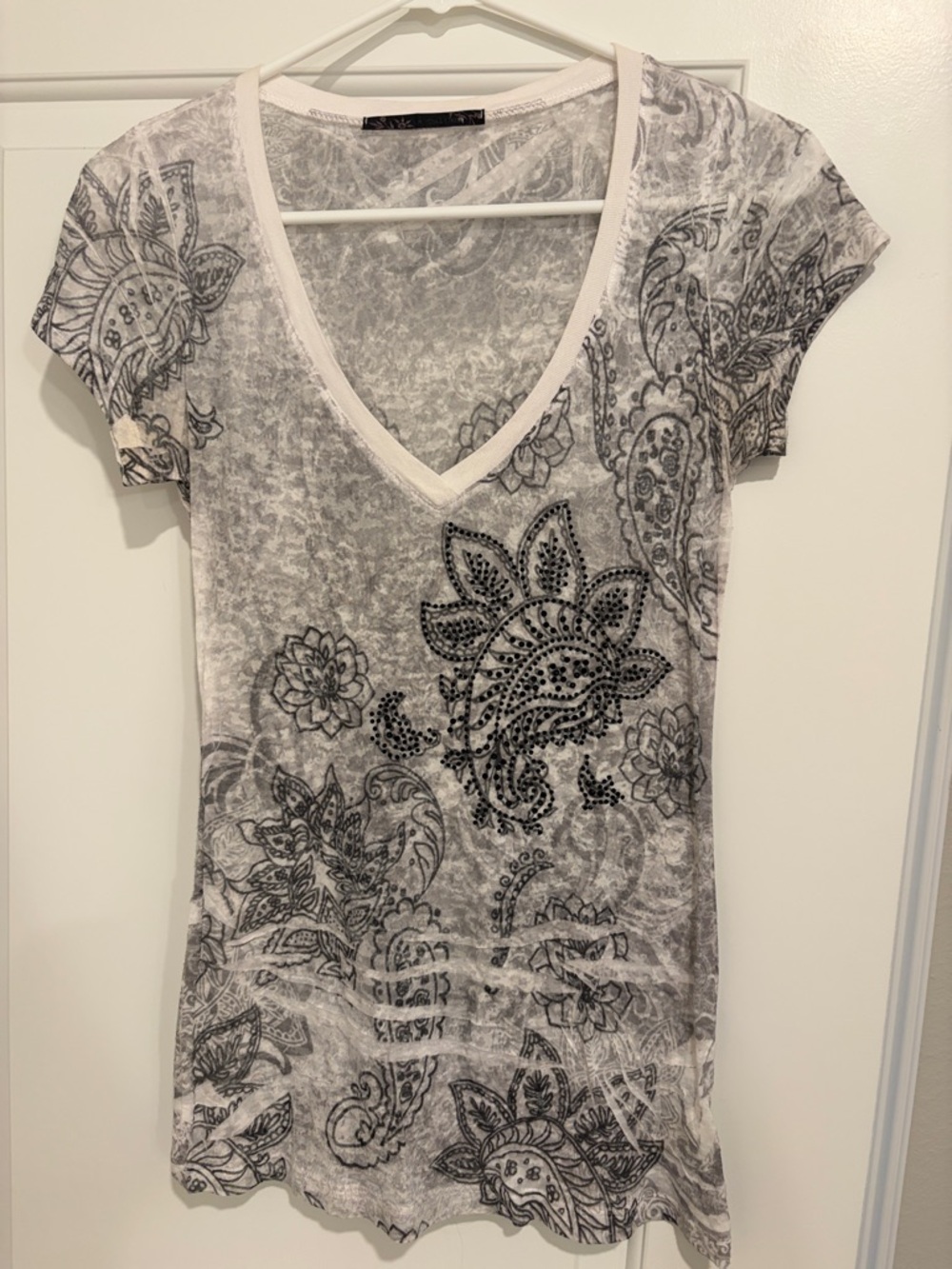 Love culture Women’s V-Neck Short Sleeve form fitting Tee - White/Grey